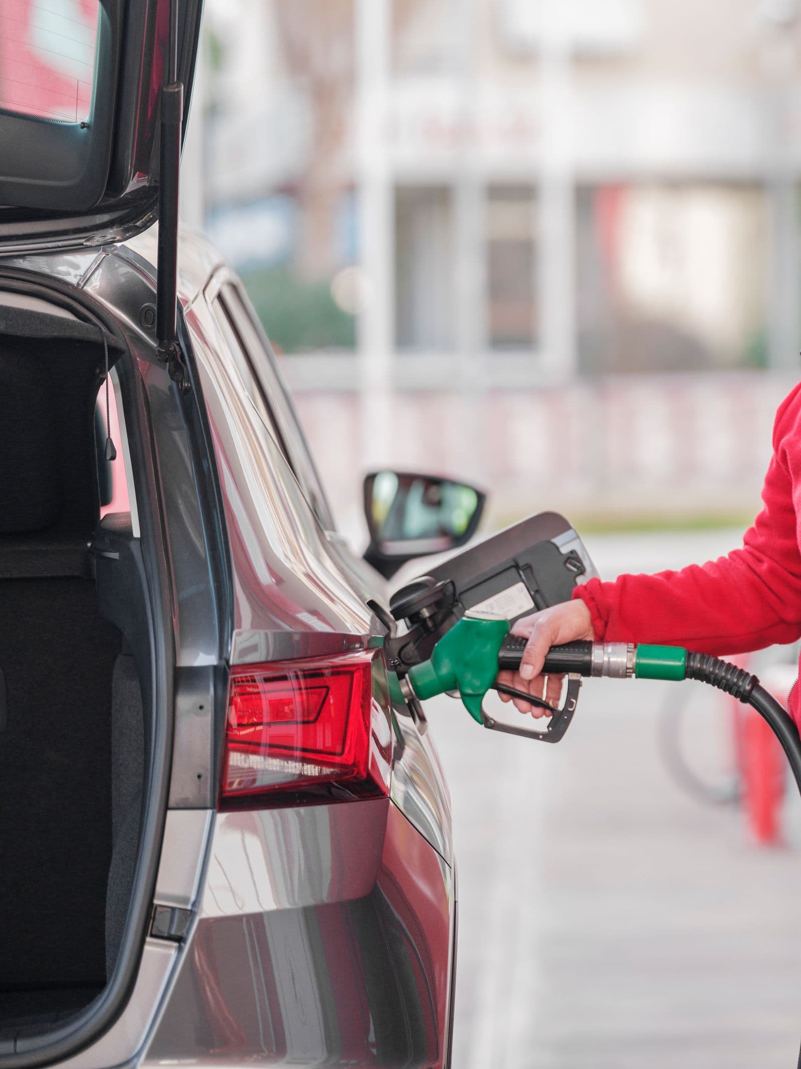 Refuelling an estate car at a self-service pump